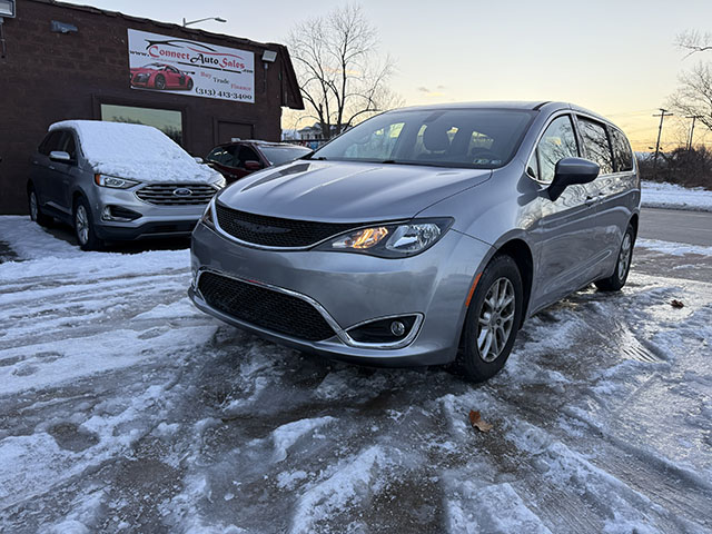 2017 Chrysler Pacifica Touring's photo